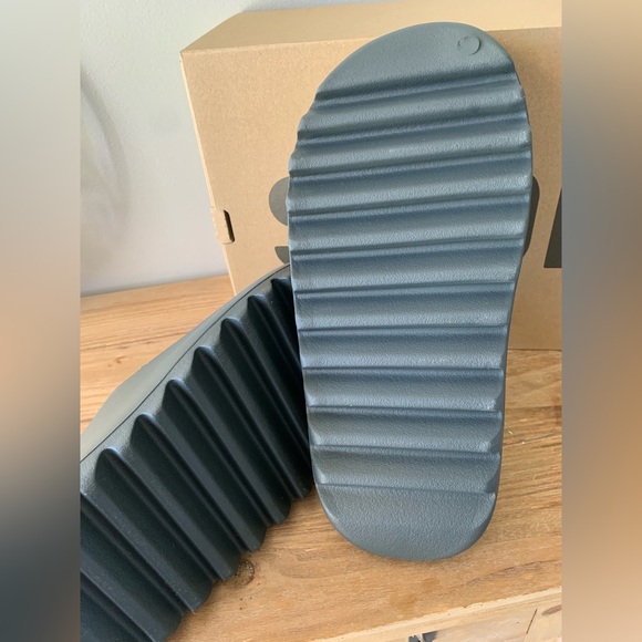 Brand New Yeezy Slides - Picture 5 of 5